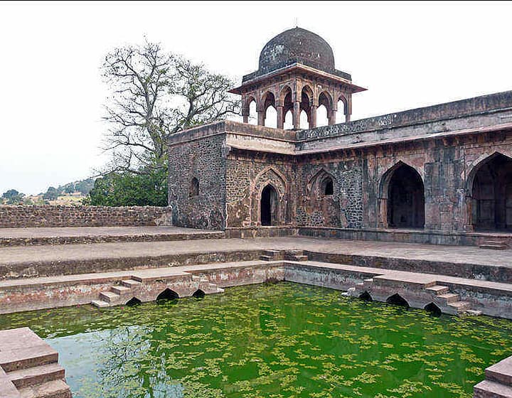 baz-bahadur-palace-mandu